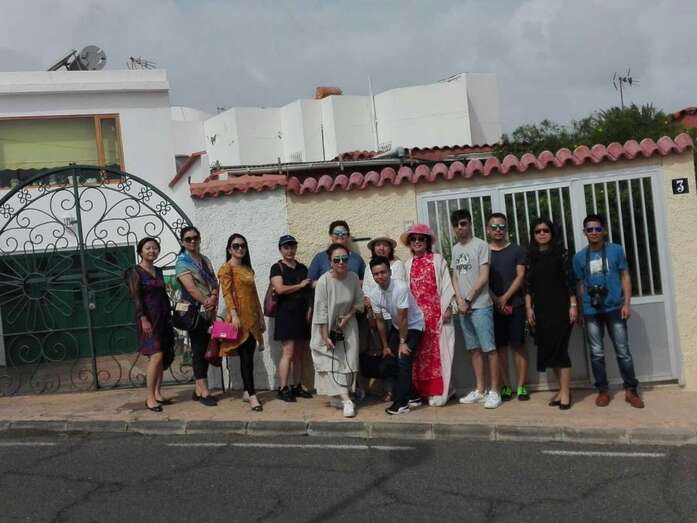 Imagen de archivo de agentes turísticos chinos delante de la casa que habitó la escritora Sanmao en Playa del Hombre (Foto TA)